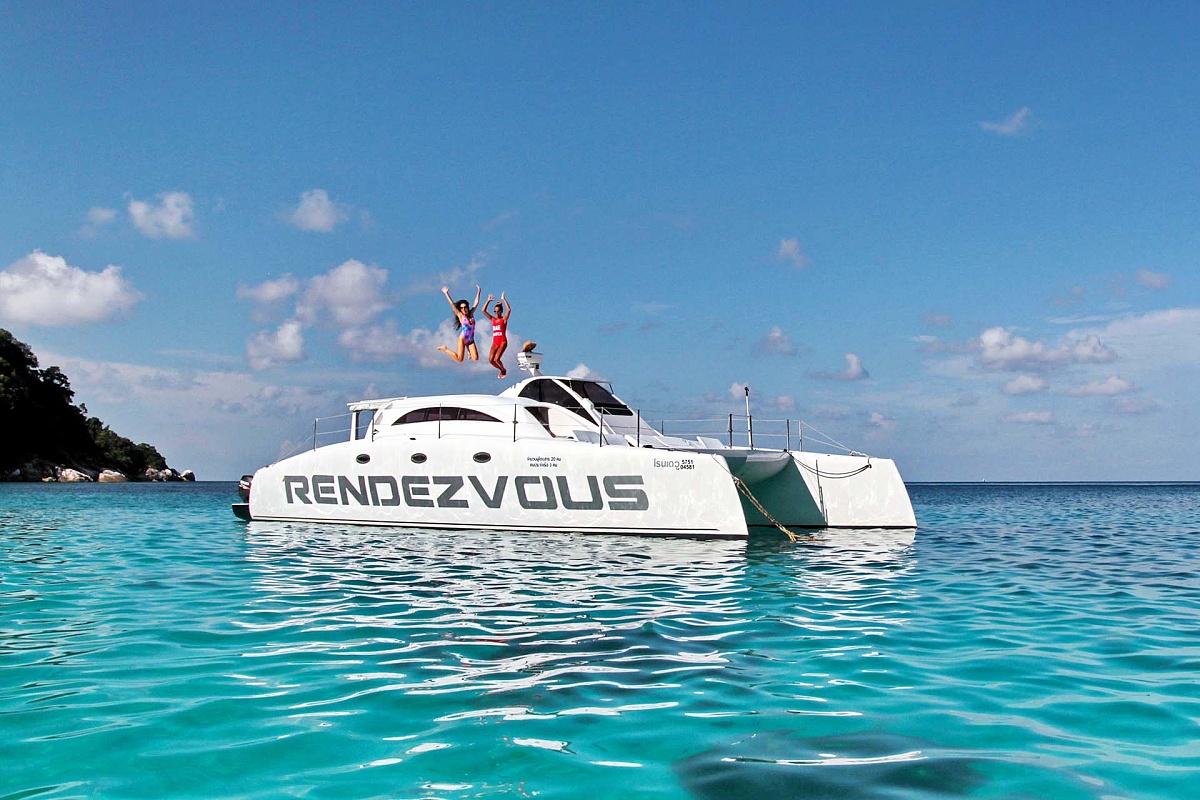 Аренда моторного катамарана Rendezvous 44 на Пхукете